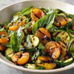 Salade tiède de courgettes grillées et d'abricots