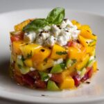 Tartare de Pêches et Avocats avec Fromage de Chèvre Frais et Basilic