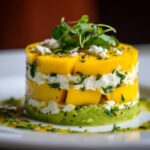 Timbale de Mangue, Avocat et Fromage de Chèvre avec Herbes Fraîches