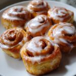Mini Cinnamon Rolls avec glaçage à la vanille